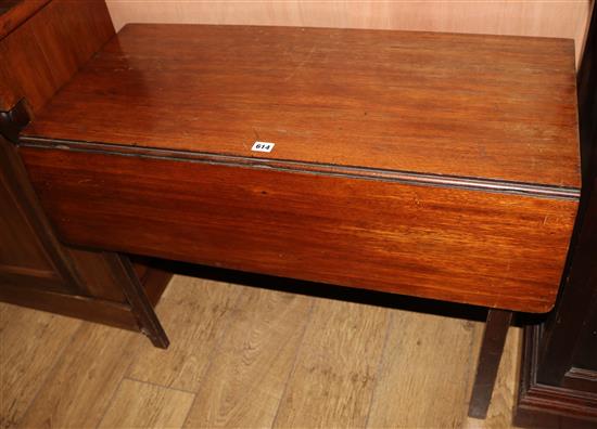 A Victorian mahogany drop leaf table W.91cm